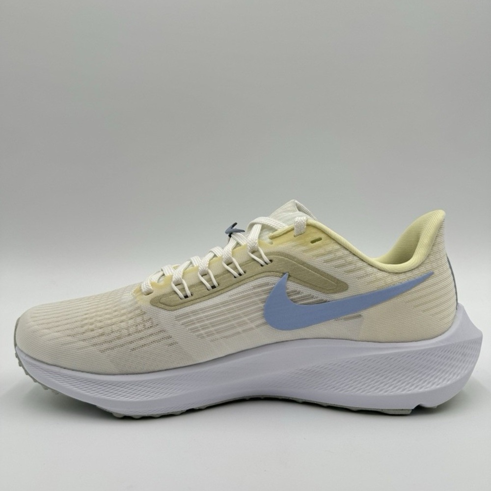 Nike Women’s Butter Yellow Running Shoes size 10